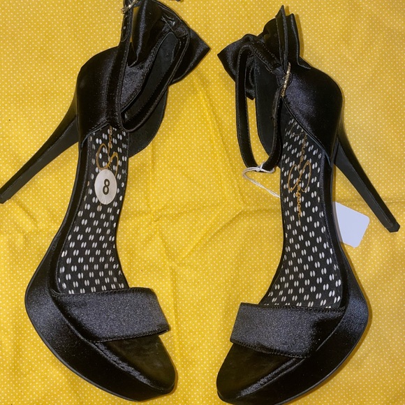 Jessica Simpson Bowtie Heels - Picture 4 of 5